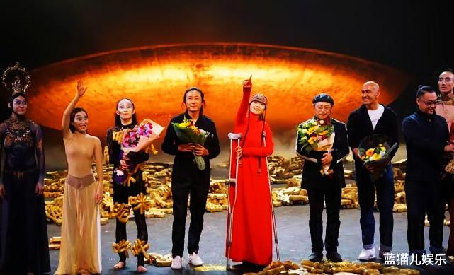 贾玲|62岁杨丽萍已无仙气！常年吃花瓣只为做仙子，如今容颜苍老拄拐出行