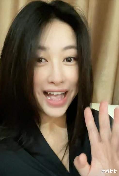 朱珠|朱珠产后6天露面！胖几十斤变大眼睛撞脸秦岚，一脸憔悴太真实