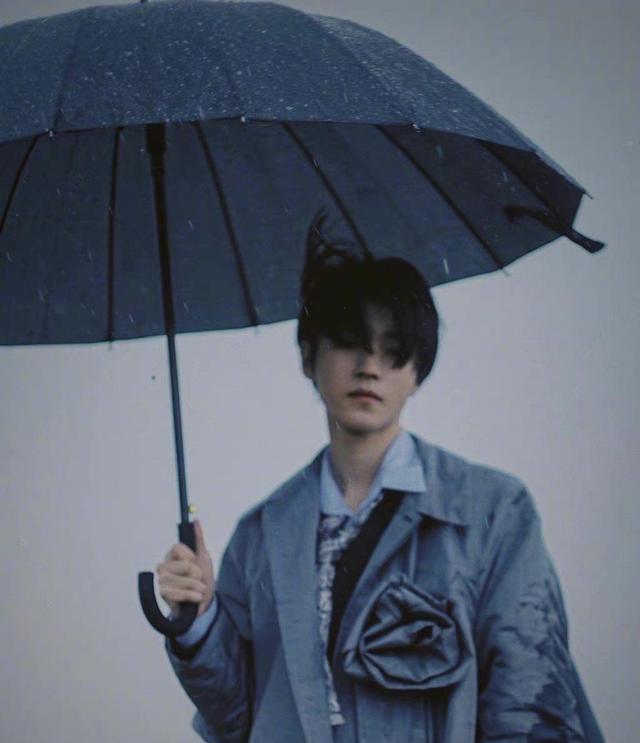 王俊凯|王俊凯登上热搜，出席参加金鸡奖：未来可期的少年