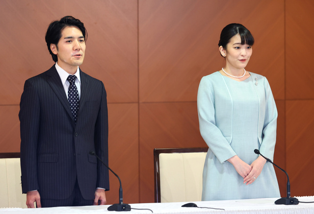 全球时尚风行 真子公主婆婆穿衣霸气！涂大红唇走路带风好强势，公主哪是她对手