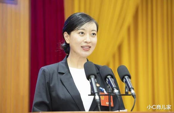 小C育儿家|34岁清华女博士当县长，撞脸倪妮引起关注，网友：学历只是噱头？
