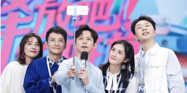 谢娜|何炅跨年提前拥抱谢娜，和吴昕奔赴令人泪目，快乐家族分水岭显现