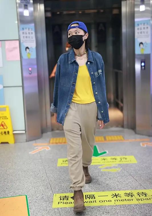 方脸妹说时尚|窦靖童瘦完身容光焕发！穿牛仔反戴帽走机场，歪头翻白眼真像王菲