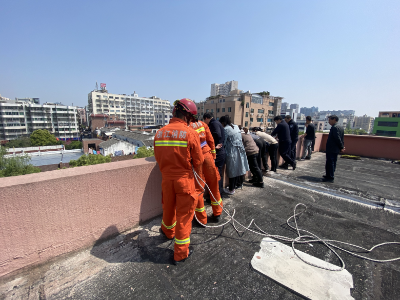 温州身边事 乐清家长爽约，两名小学生竟上演跳楼相逼