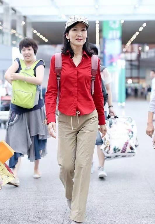 淘鱼时尚 “小青”陈美琪走机场，穿红衬衫素颜也耐看，就是瘦过头有些显老