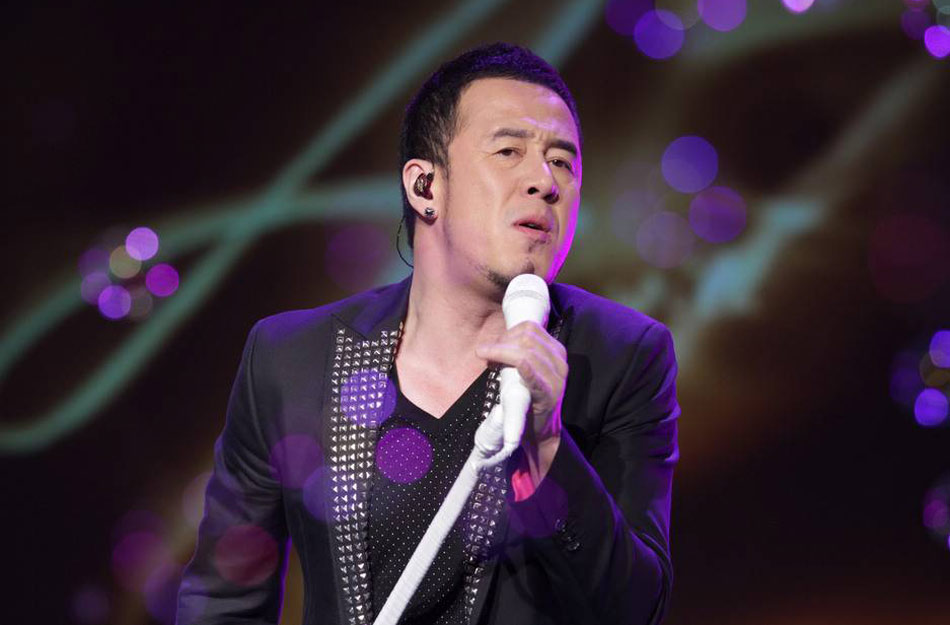 杨坤|吃软饭、同性恋，50岁杨坤被曝与男性接吻照，取向终于藏不住了？