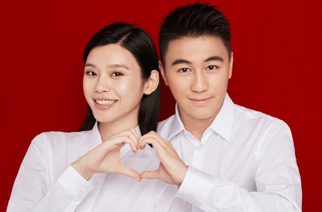 奚梦瑶|奚梦瑶二胎得女，何猷君晒一家四口同框照，小女儿粉雕玉琢太可爱！