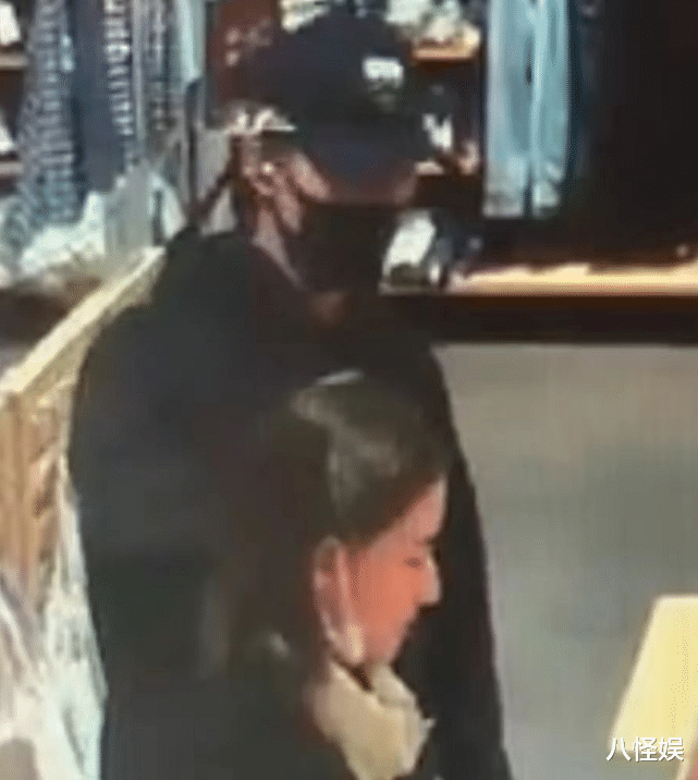 窦骁|窦骁何超莲挽手逛街买零食，温柔提醒女友戴口罩，恩爱十足