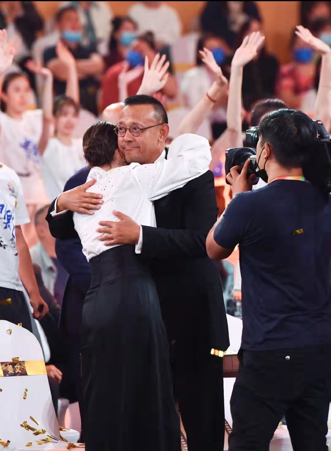 李沁|两位大佬世纪同台！巩俐穿高开叉裙尽显女王风采，跟姜文深情相拥