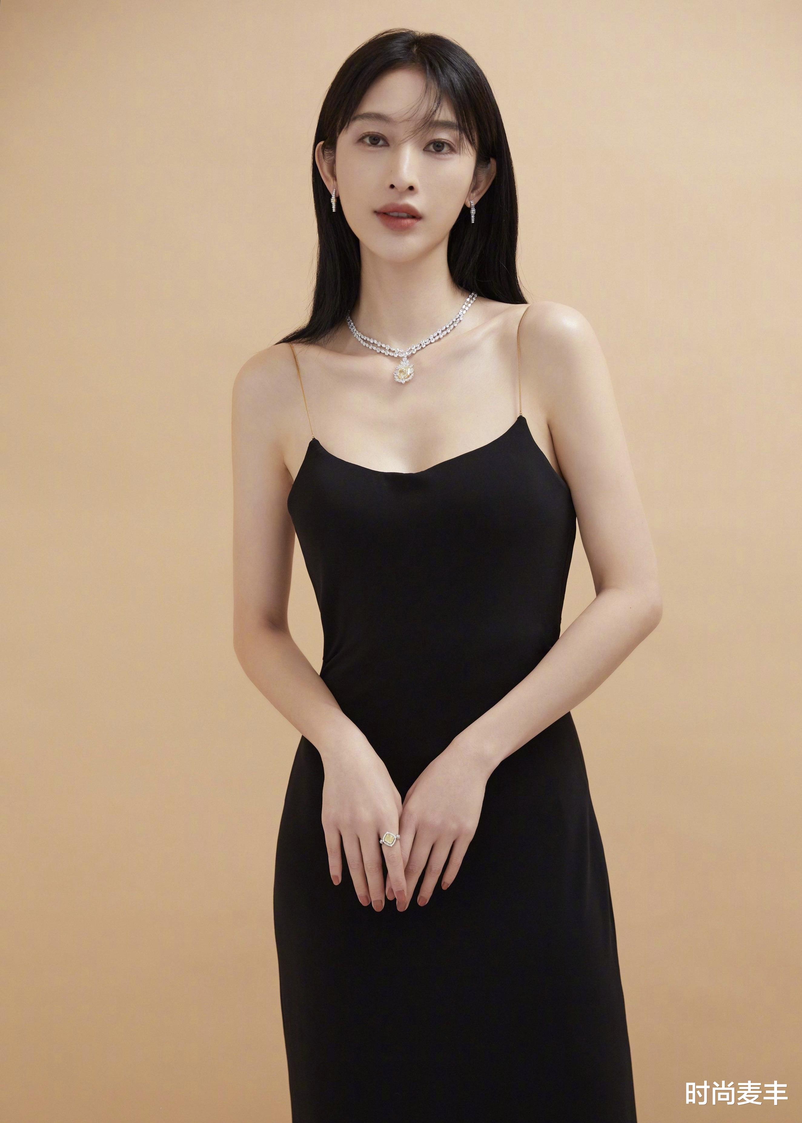 时尚麦丰|张俪海边写真大片，一件白色渔网连衣裙配长靴，性感又时尚