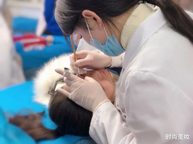 纹眉|为何不建议女生纹眉？内行人说出“实情”，看完后再做选择也不迟
