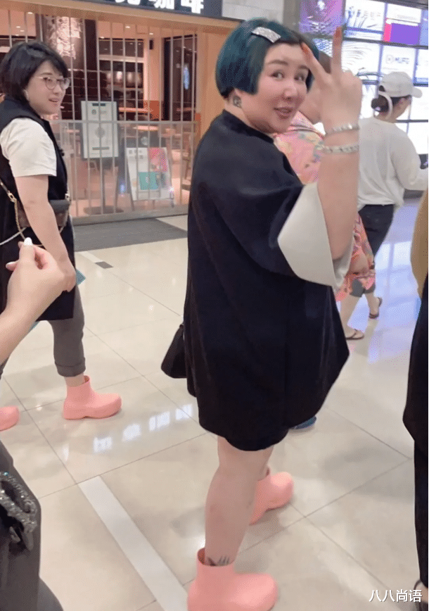 郭麒麟 郭麒麟继母罕见聚会，齐耳发型别着水钻发卡，45岁状态减龄又显瘦