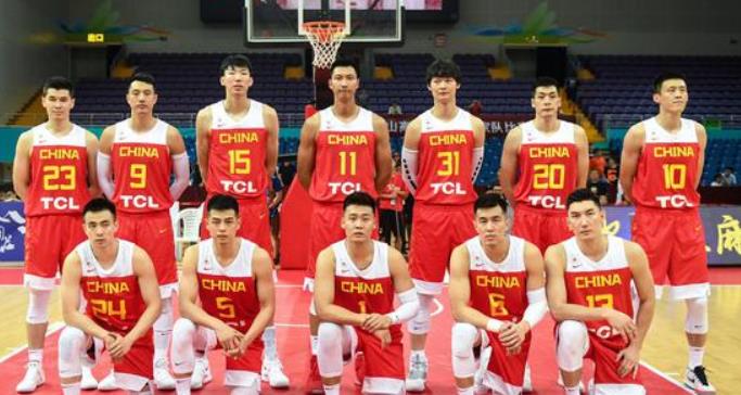 赵睿|男篮12人即将亮相，赵睿郭艾伦美式后卫扛大旗，易建联有新任务