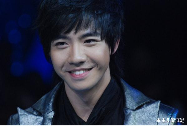 阿穆隆|07《快乐男声》10强，阿穆隆入狱，王栎鑫离婚，其他人怎么样了？