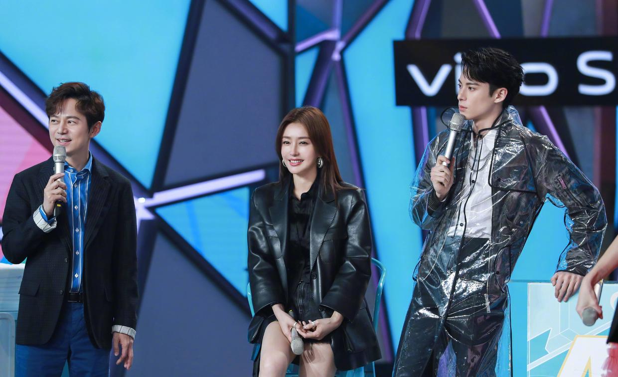 何有强|165cm的秦岚气场全开，穿一件西服配半身裙开叉裙，身材比例绝了