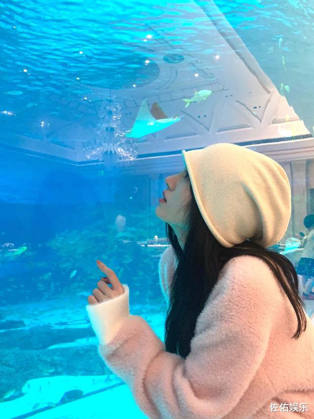 鞠婧祎|鞠婧祎分享出浴美照，大秀香肩上演锁骨杀，眼神魅惑好撩人