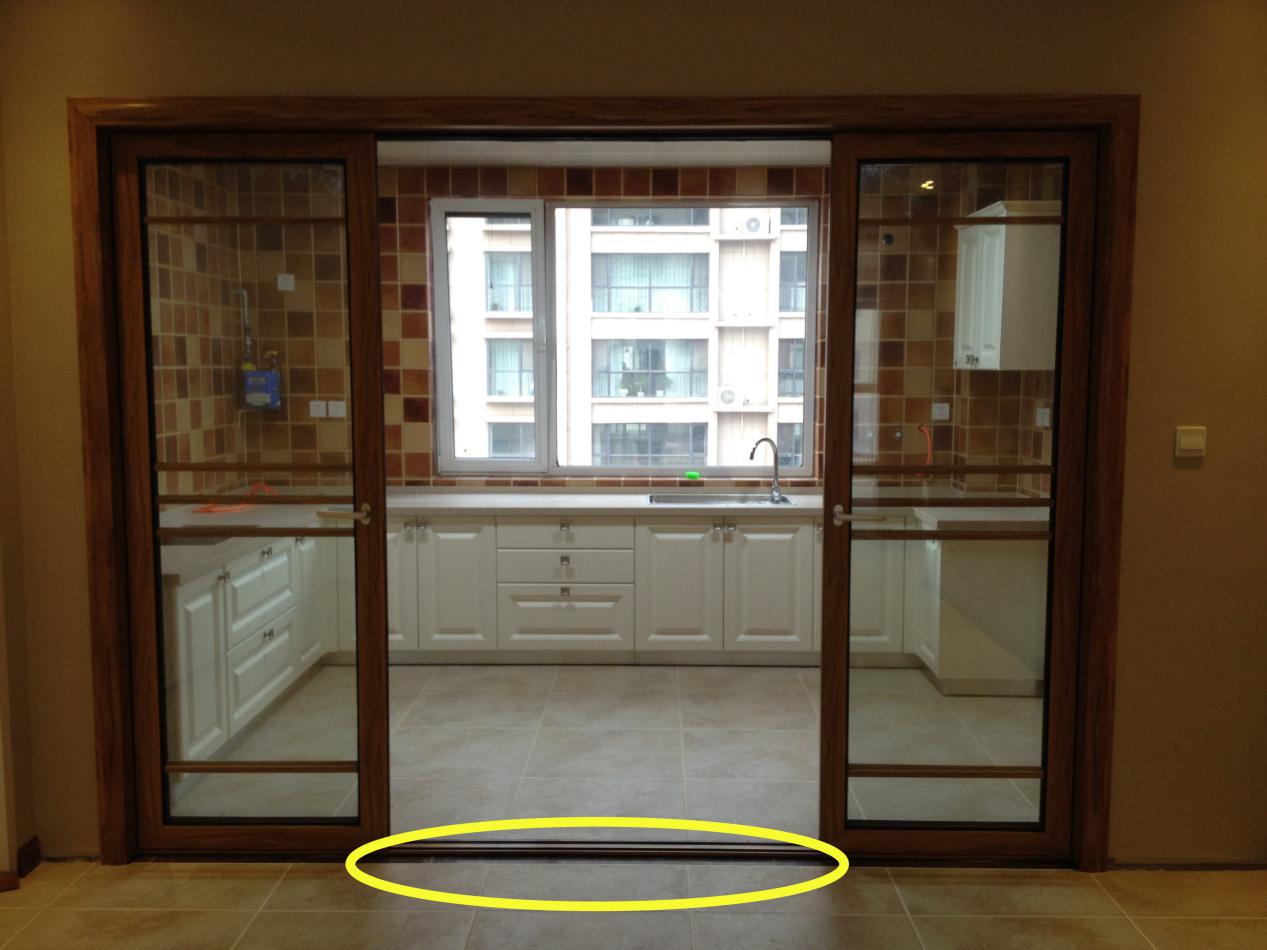 客厅和厨房之间不流行装推拉门了,他家得门洞3米,装这种才叫好看!