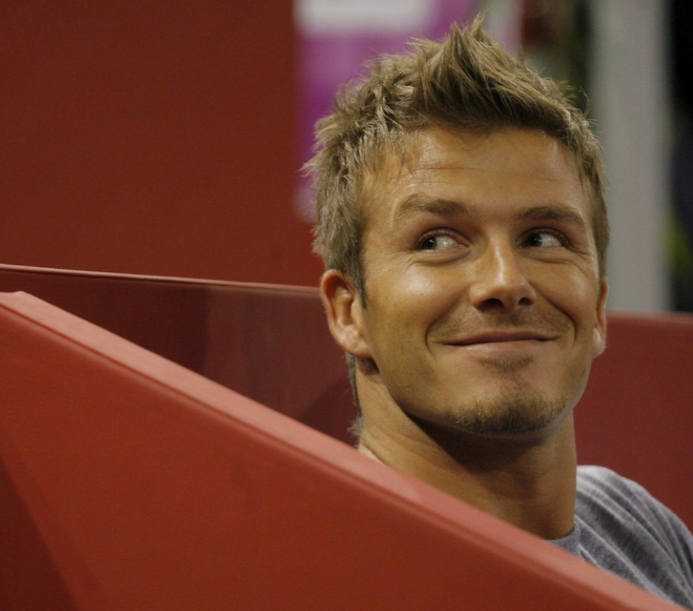 发型|小贝一家同框亮相,四个孩子模仿父亲经典发型,颜值却都差了不少