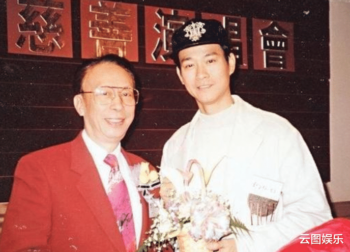 郑少秋|98岁艺术大师去世,徒弟郑少秋现身灵堂送别,一身素衣神情哀伤