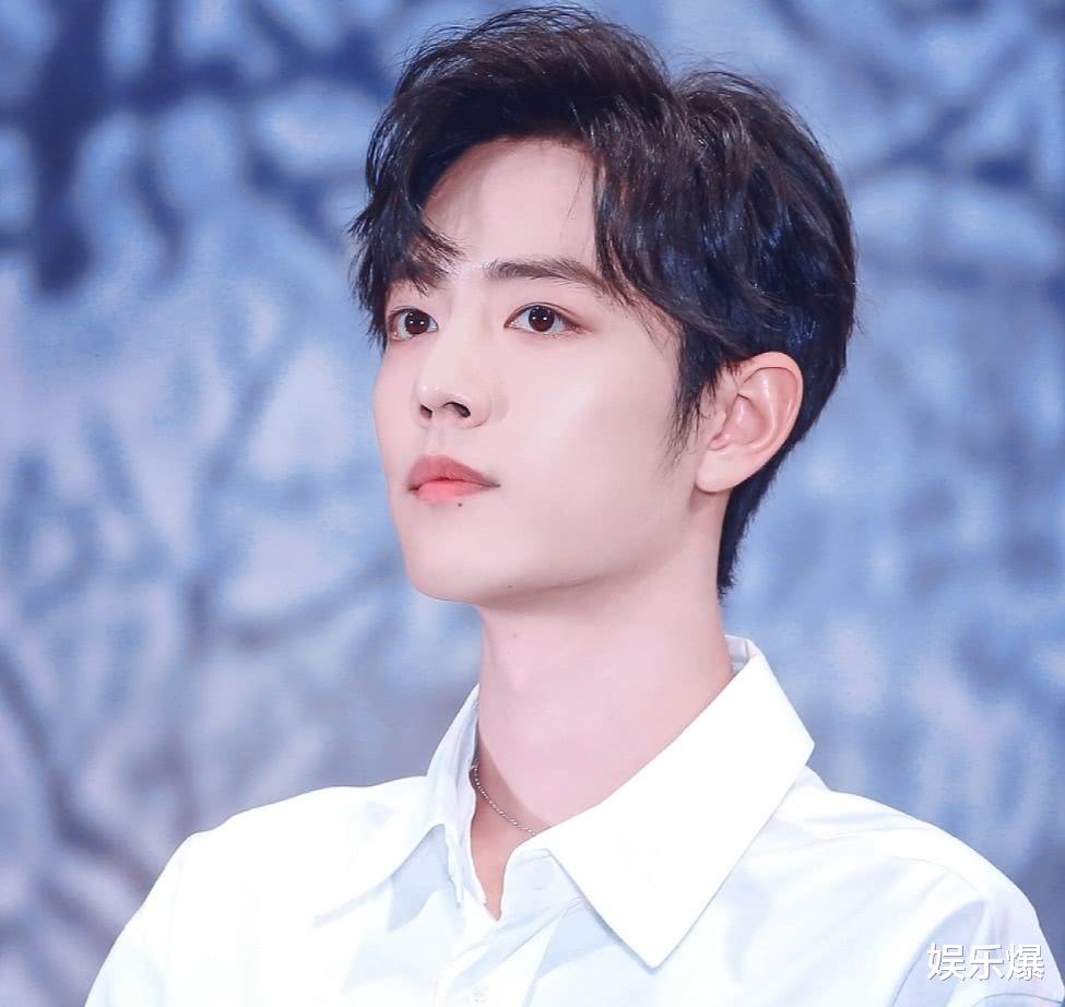 肖战|肖战在环球影城被偶遇，与工作人员玩游戏，却被网友调侃很心酸