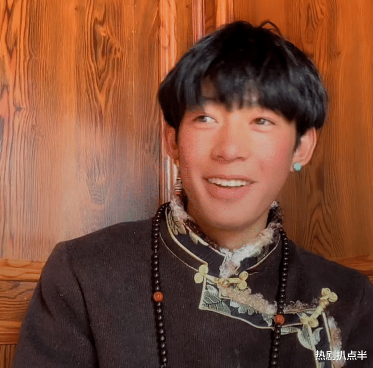 发型|丁真被批量生产，发型肤色连声音都很像，但和丁真同框输惨了