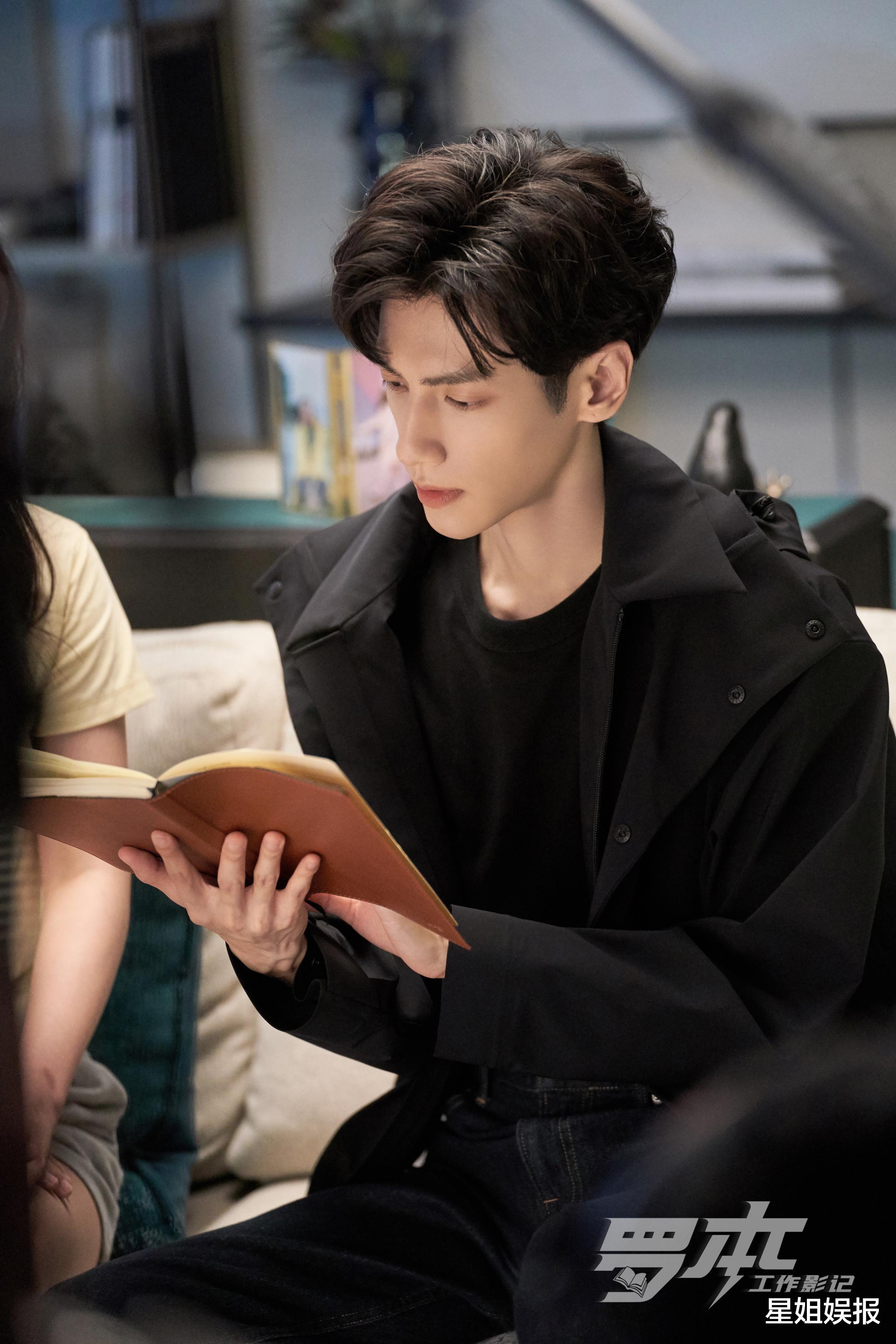 罗云熙|罗云熙拍《追光者》受伤坐轮椅,还因太瘦惹争议,后晒健身视频回应