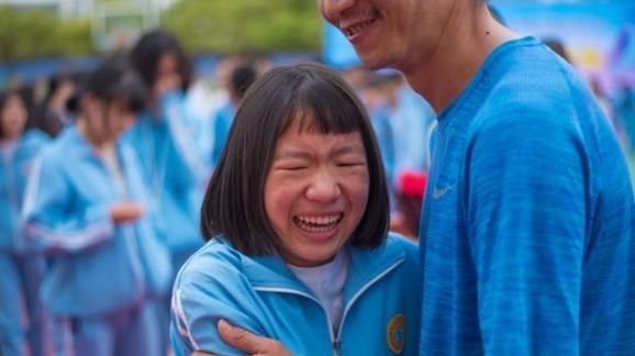 家有二宝育儿|“你让我的孩子去哪上学”？高中升学率变低，考生家长忍无可忍