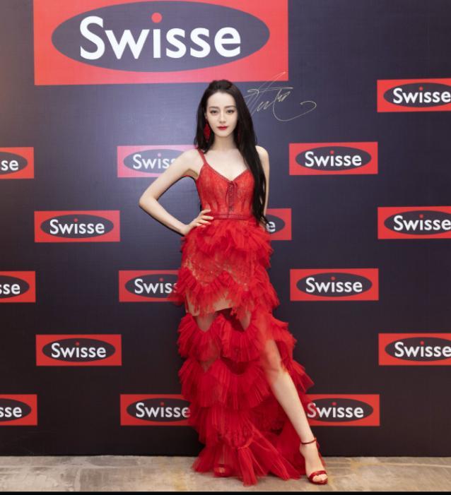 大时尚大观点 白百何对镜自拍,简单便服穿出高级感,依旧是“气质女神”