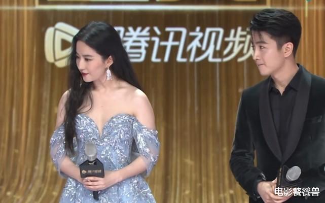 杨幂|2位85花红毯走妩媚风，杨幂穿搭有点撩，刘亦菲的生图更胜一筹