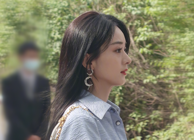 冯小刚|离婚后赵丽颖首次现身，当天穿的袜子引热议，这是要让男方后悔？