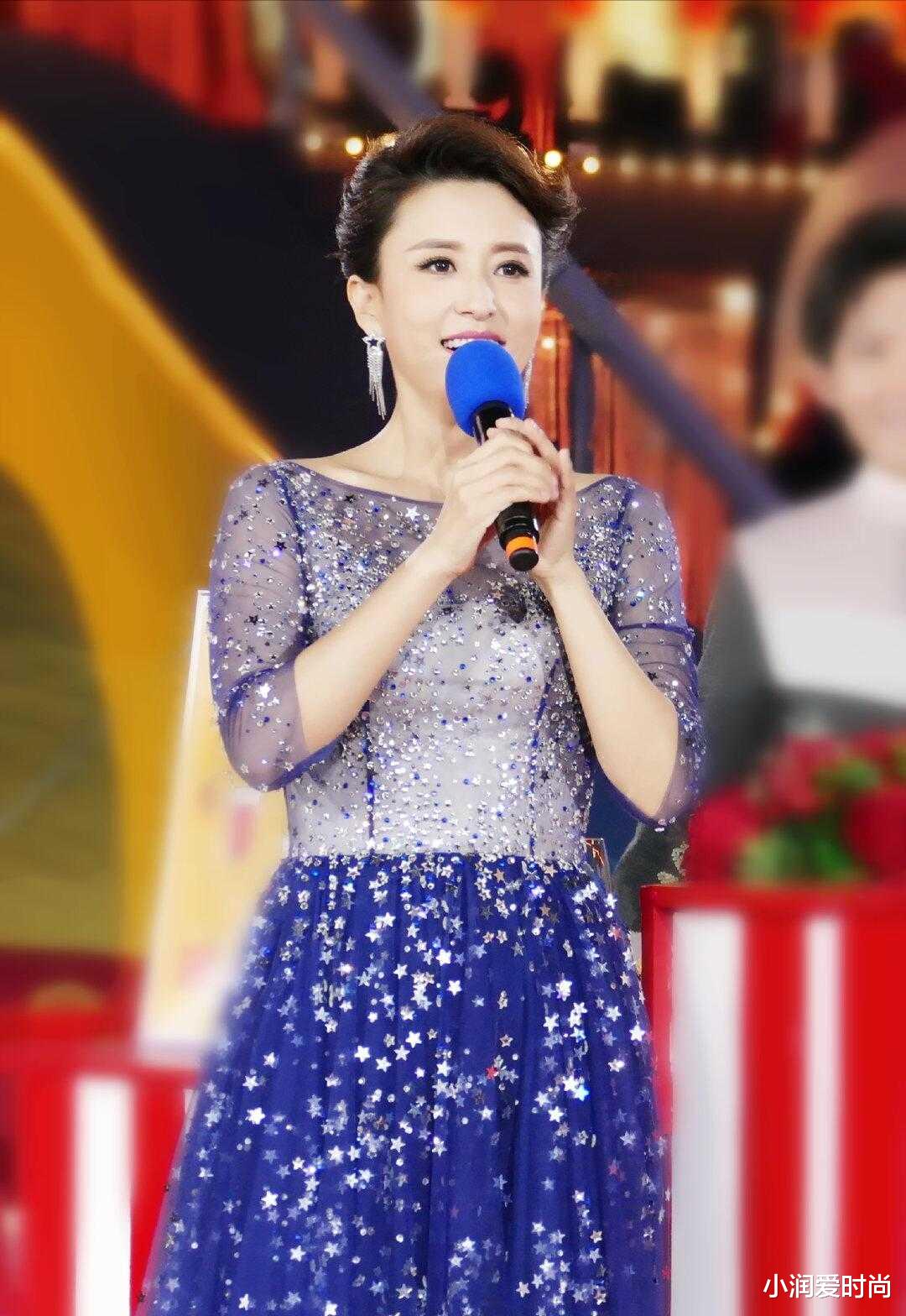 小润爱时尚|42岁张蕾优雅迷人,早秋穿衬衫搭阔腿裤经典文气,好衣品不输董卿