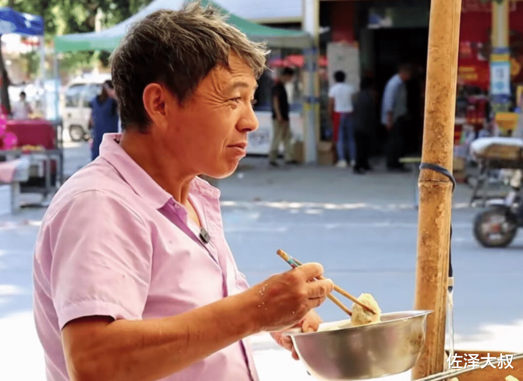 大叔 河南大哥卖烧饼30年一年只歇一天，赚得千万身价，买奔驰只看不开