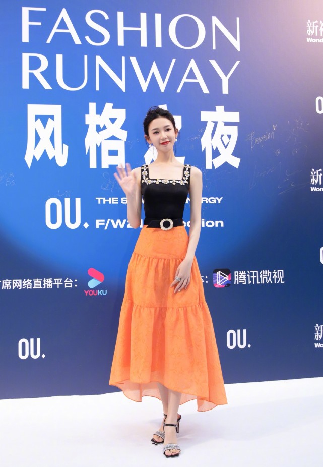 时尚穿搭潮我看|穿白裙的陈瑶自带仙气，配上波浪卷发，有一种简单的美！