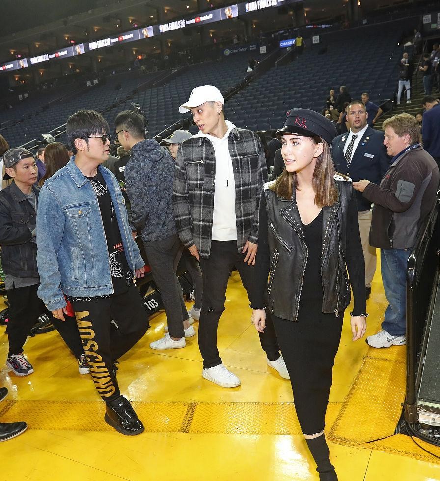 穿衣搭配|周杰伦和爱人一起看球赛，两人满脸的幸福，穿衣风格也是一样的酷