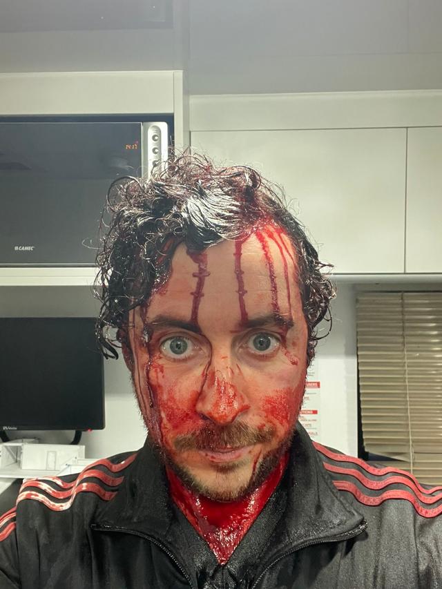 伊科·乌艾斯|恐怖片《鬼玩人》正式杀青 剧组曝光血腥幕后照