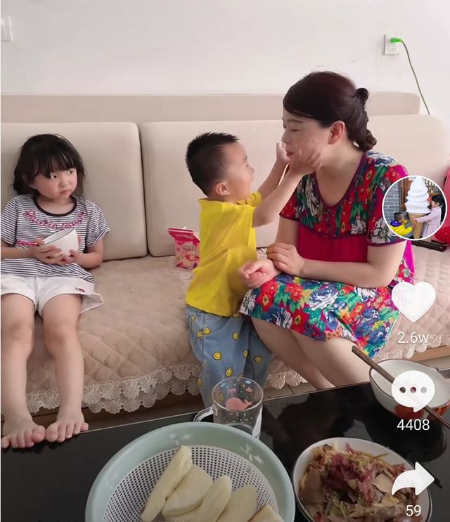 奇奇|奇奇给许妈捶背，让她流下了幸福的泪水，田静：这次换我们来爱你