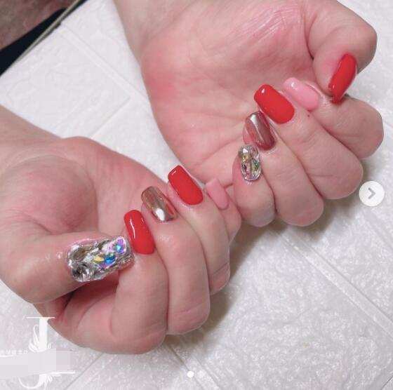 美甲|向太新发型气质温柔,晒“钻石美甲”双手白嫩,一看就不用做家务