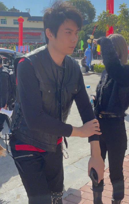 房姐地产观 开心麻花团综路透：沈腾开三轮车搞怪接地气，宋祖儿复古穿搭吸睛