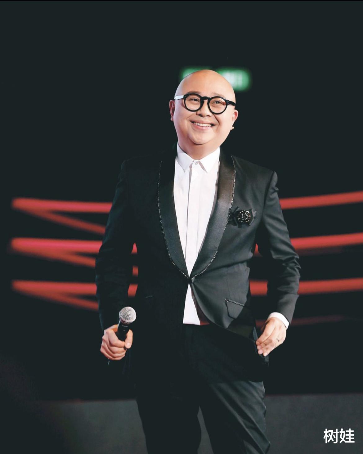 林盛斌|林盛斌全家为外佣庆生画面温馨，主仆同框长相神似，被误认是兄妹