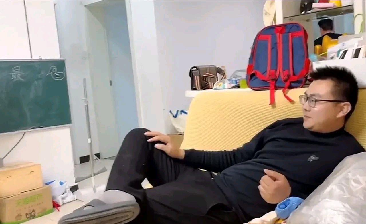 |姚威躺卧姿势走红，有父母身边只剩下享福，离团聚只差一步