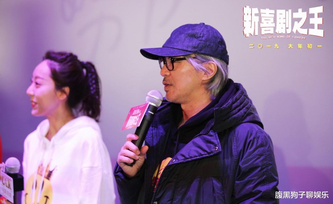 周星驰|59岁周星驰终于露面，帽子下的头发花白，双手比赞状态不错