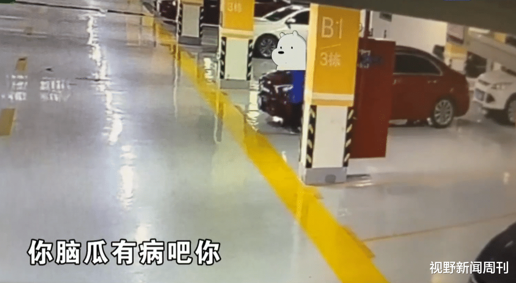 视野新闻周刊 “他还只是个孩子！ 你让警察抓他啊？”杭州6岁男童刮花奔驰车，车主索赔遭家长怒怼：法律都约束不了我