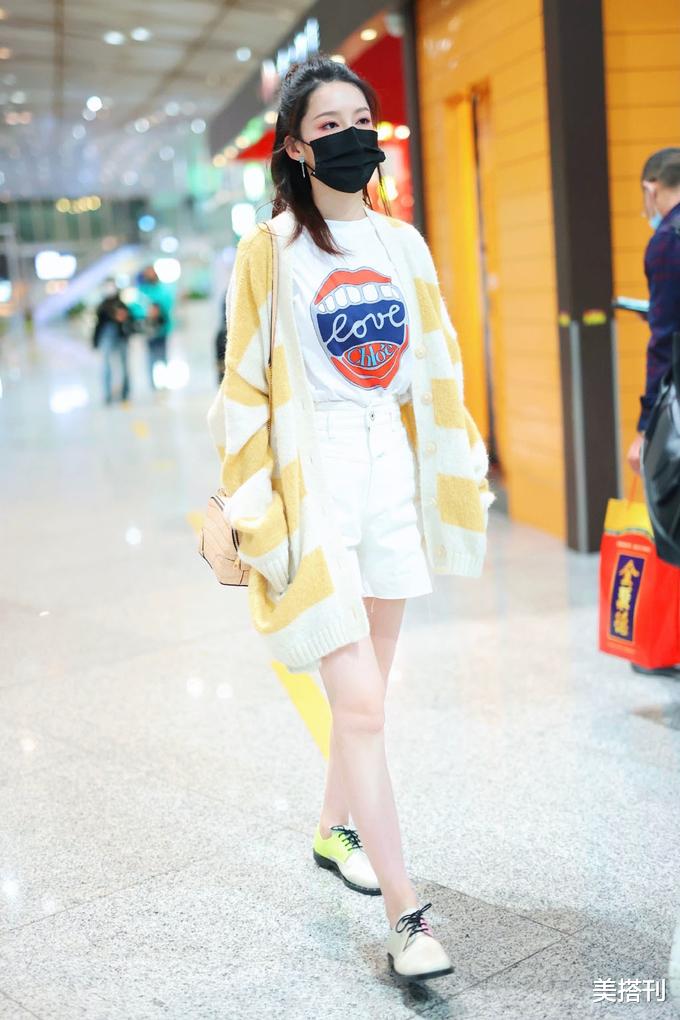 李沁|李沁最新机场私服，黄白相间针织衫配印花白T，演绎甜美温柔少女