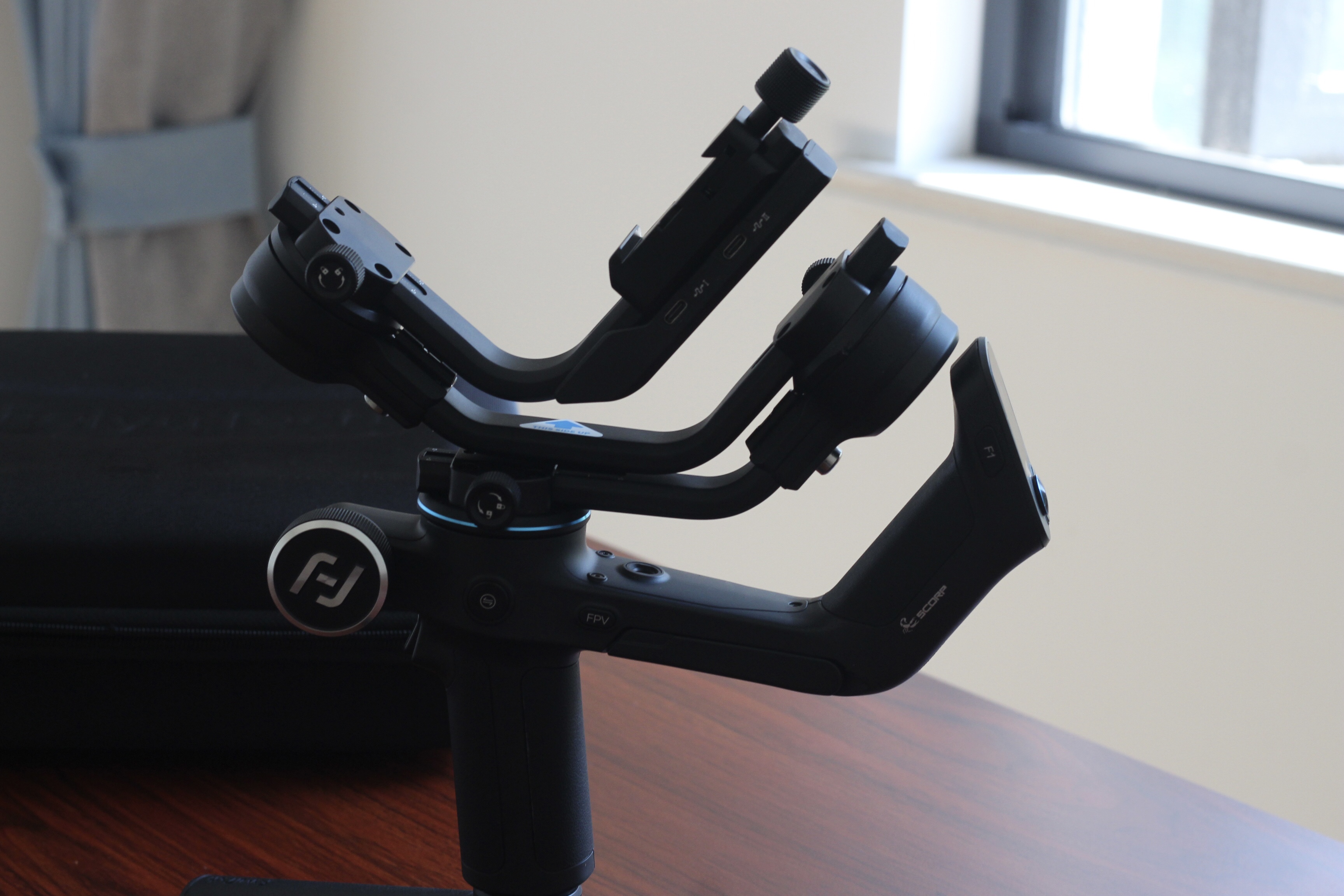  飞宇蝎子三轴相机手持稳定器体验：这是一款身怀绝技的稳定器