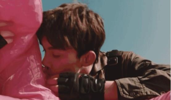 我独坐小窗一盏清茶 ?守?男?德?第一人吴磊，拍戏一言不合就“献吻”，连翻车都好笑