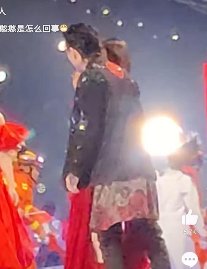 戚薇|《天上飞》李承铉台上狂遮戚薇长腿，老婆的美腿是我的，笑翻网友