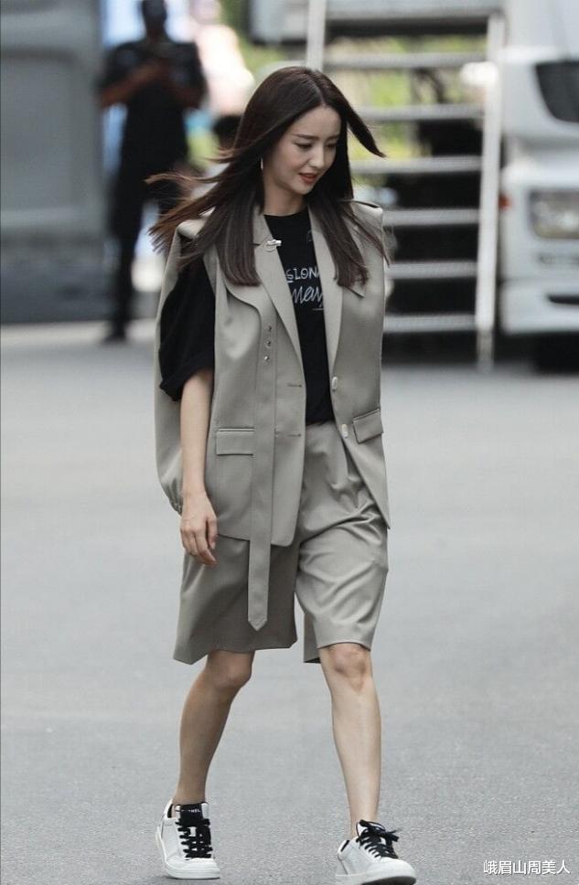 佟丽娅|佟丽娅路透图曝光,穿西装马甲配短裤飒爽利落,气质越来越好了