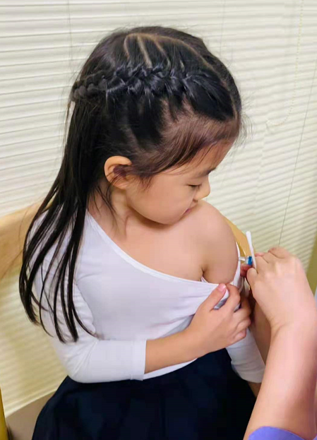 汪峰|汪峰基因真强大！5岁醒醒穿黑裙神似小苹果，淡定打针性格更像妈