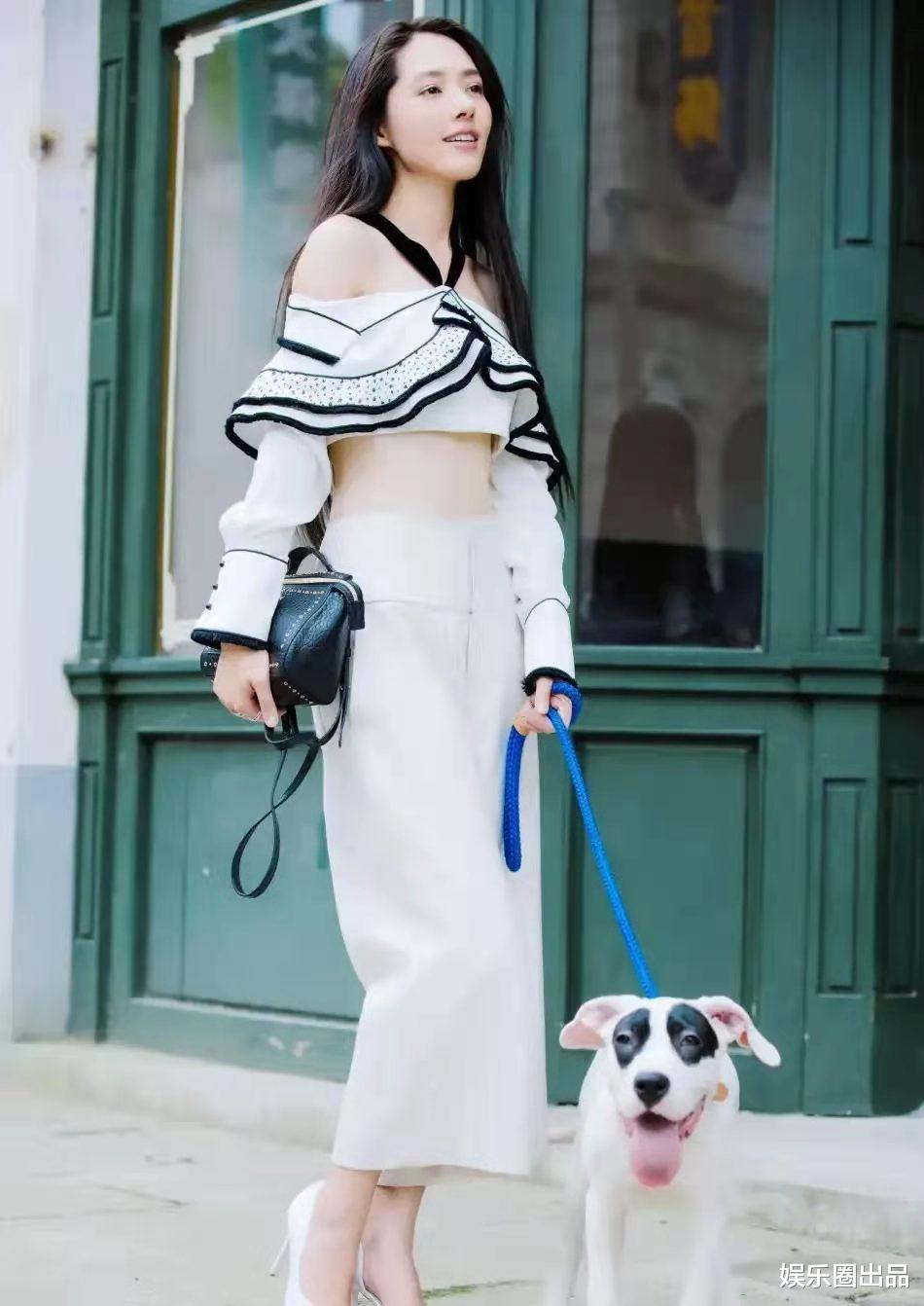 郭碧婷|郭碧婷在街边遛狗，穿露脐装气质优雅，表情可爱少女心藏不住