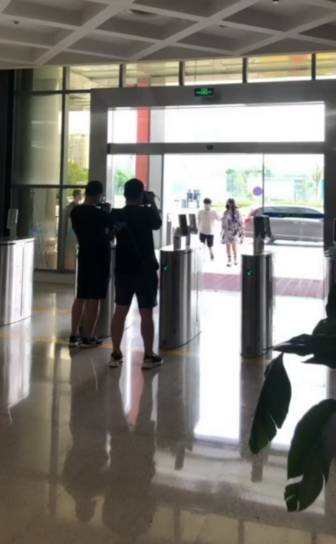 谢娜|谢娜产后复出人气不减，千万人在线观看挤爆直播间，何炅亲自迎接